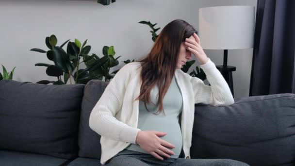 Olycklig Trött Gravid Kvinna Som Lider Huvudvärk Eller Negativa Tankar — Stockvideo