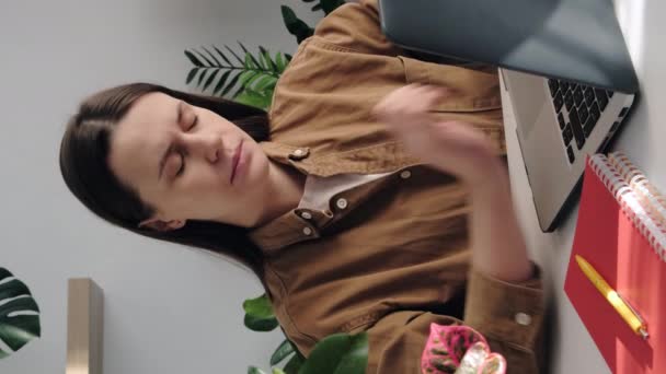 Pionowe Ujęcie Smutnej Młodej Kobiety Uczącej Się Komputera Bólem Szyi — Wideo stockowe