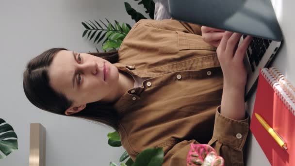 Vidéo Verticale Jeune Femme Inquiète Travaillant Ordinateur Difficulté Respirer Douleur — Video
