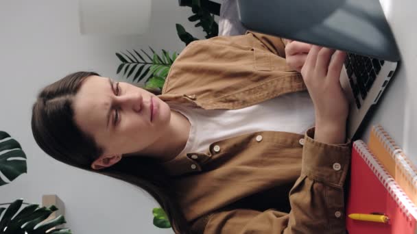 Yerindeki Üzgün Yaşlarda Laptopta Çalışan Kulak Ağrısı Çeken Parmaklarıyla Kulağına — Stok video