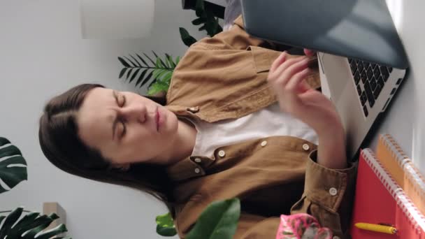 직장에서 슬픔에 여자가 노트북으로 일하면서 팔꿈치에 통증을 느끼고 손으로 관절을 — 비디오