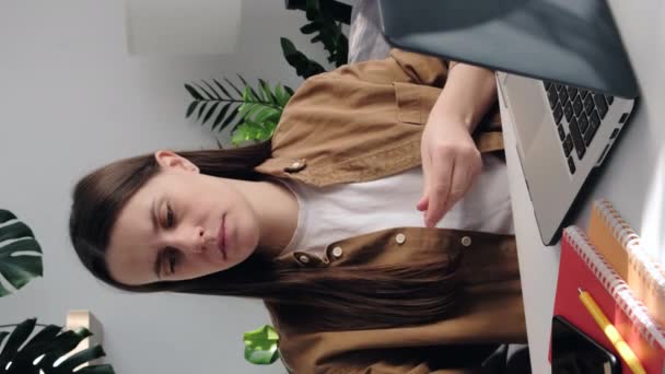 Şyerinde Dizüstü Bilgisayar Başında Çalışan Genç Bir Kadının Dikey Görüntüsü — Stok video