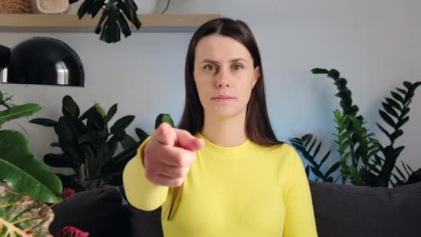 Alvorlig Hvid Kvinde Vinkende Finger Gestus Tæt Portræt Rynker Panden – Stock-video