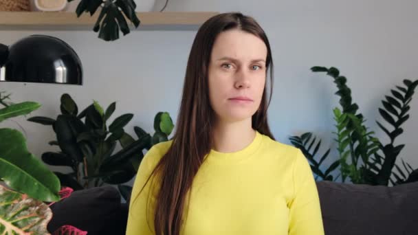 Yaşlardaki Ciddi Beyaz Kadın Portresini Yakın Çekimde Ofis Veya Apartmanda — Stok video
