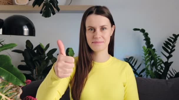 Sevimli Mutlu Genç Bir Kadın Baş Parmağını Gösteriyor Pozitif Gülümseyen — Stok video