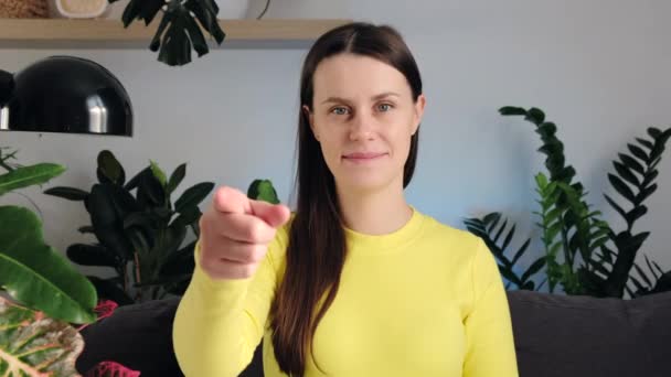 여성의 손가락짓을 손짓하고 사무실이나 아파트에 긍정적 미소를 여성은 카메라를 손가락으로 — 비디오