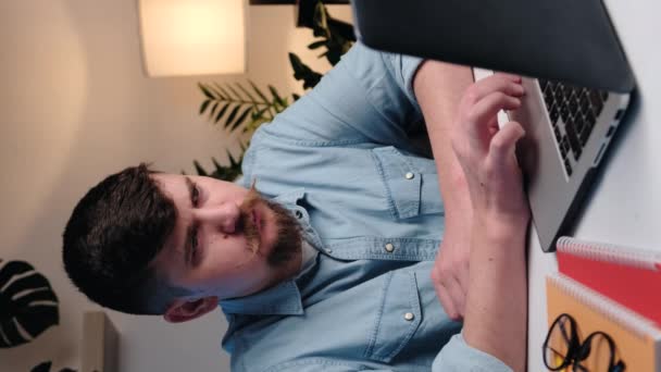 Verticaal Schot Van Jonge Bebaarde Man Die Werkt Laptop Tandpijn — Stockvideo