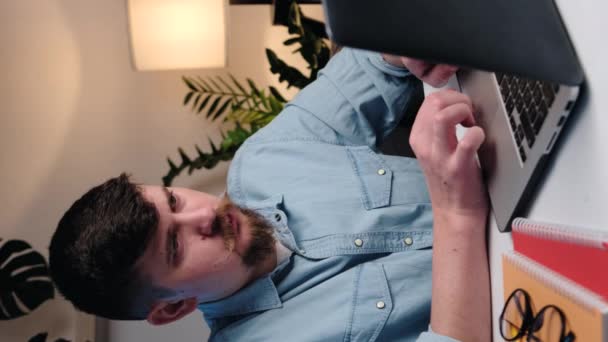 직장에서 노트북으로 일하는 화가난젊은 코카서스 남성의 사진을 촬영하면 손가락으로 만지는 — 비디오