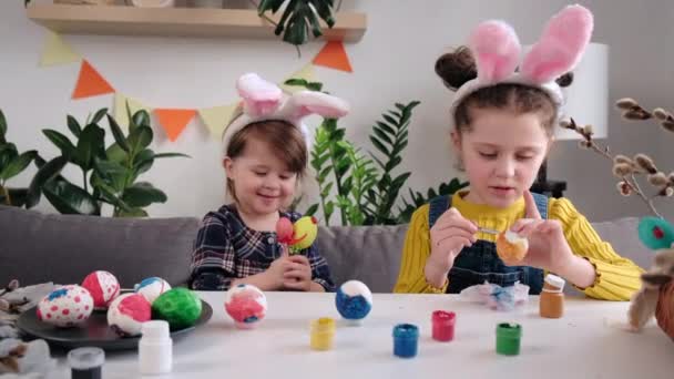 Wesołe Słodkie Siostrzyczki Różowych Pluszowych Uszach Króliczka Przygotowujące Się Wielkanocy — Wideo stockowe