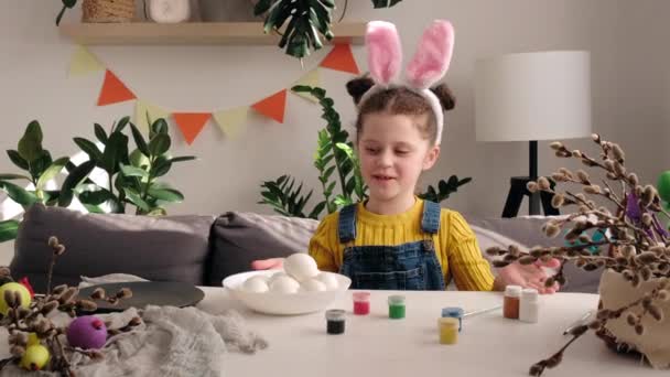 블로거 집에서 장식을 귀여운 아이는 식탁에 카메라를 보면서 달걀에 그림을 — 비디오
