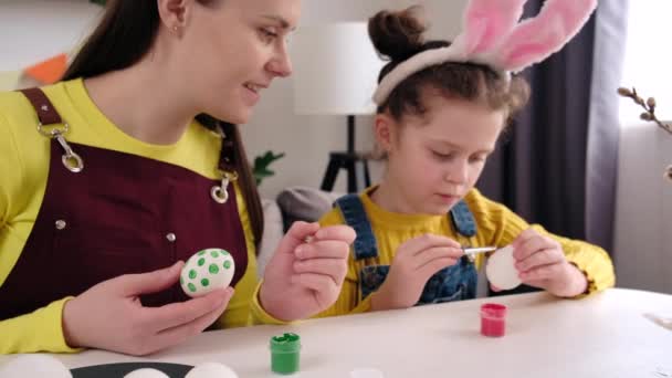 전통적 개념이다 사랑하는 어머니 테이블에 부활절을 물감으로 달걀을 염색하고 장식하는 — 비디오