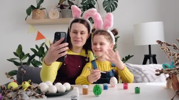 귀엽고 귀여운 토끼의 엄마는 스마트폰 사용하여 친척이나 친구들 비디오 전화를 — 비디오