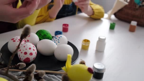 Foco Seletivo Jovem Mãe Com Pequena Filha Pintando Ovos Pequenos — Vídeo de Stock