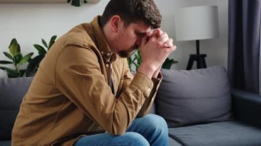 Güvensiz bir konsept. Endişeli, üzgün, sakallı, genç bir adamın kapanışı. Evdeki koltukta oturup zor bir hayat, sağlık sorunları ya da ilişki sorunları hakkında endişelenmesi.