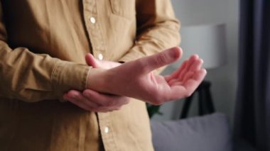 Erkek, elindeki uyuşukluk, uyuşukluk parmak ucu, iltihaplanma, çevresel nöropati, bilek ağrısı olan tanınmayan bir erkek masaj eli yüzünden acı çekiyor. Romatoid artrit konsepti