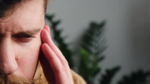 不満を抱く若い白人男性の終わり30歳頭痛の片頭痛の概念に対処する不安の痛みの圧力 精神的ストレスの概念 自宅で痛みの頭に触れるパニック発作 — ストック動画