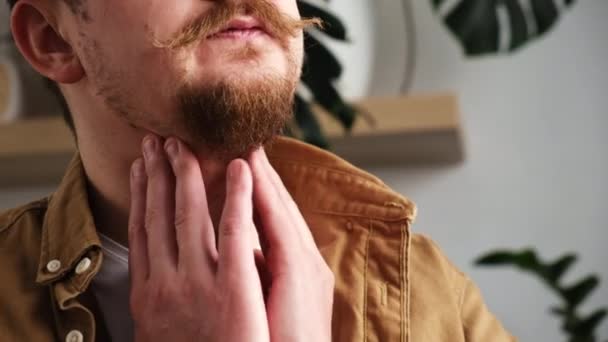 Mendekati Pria Muda Kaukasia Yang Tidak Sehat Memegang Tangan Atas — Stok Video