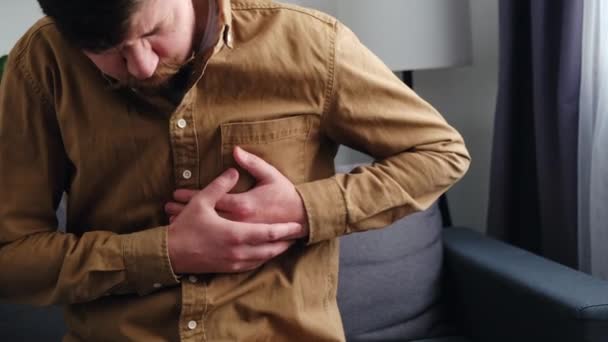 Gros Plan Jeune Homme Pressant Poitrine Main Crise Cardiaque Souffrant — Video
