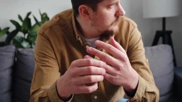 Válogatott Fókusz Frusztrált Boldogtalan Kétségbeesett Fiatal Szakállas Férfi Kanapén Tartja — Stock videók
