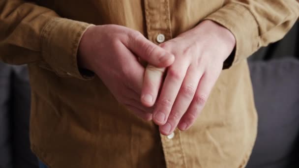 近距离观察患有关节炎的年轻男性手指不健康的情况 做按摩 疼痛的原因包括类风湿关节炎 腕管综合征 触发手指或痛风 保健概念 — 图库视频影像