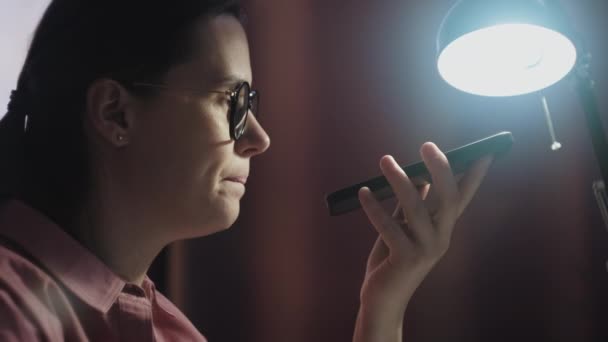 Gözlüklü Serbest Çalışan Hoparlörden Telefonla Konuşan Gece Ofiste Cep Telefonundan — Stok video
