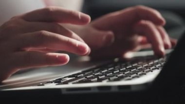 Tanımlanamayan hamile bir kadının kanepeye oturup evde çalışmasını, bilgisayarının başında evde oturup bilgisayarla yazmasını, internet uygulaması kullanmasını, sohbet etmesini, internetten alışveriş yapmasını, danışmanlık yapmasını. Serbest konsept