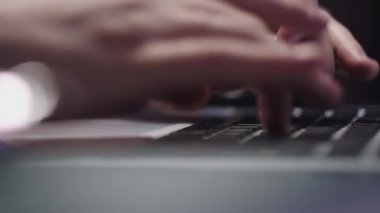 Bilgisayarda dizüstü bilgisayar kullanan iş kadını üniversite öğrencisi PC ile çalışarak not defteri klavyesine yazı yazan kadınların seçici odak noktası. Teknoloji çevrimiçi eğitim kavramı