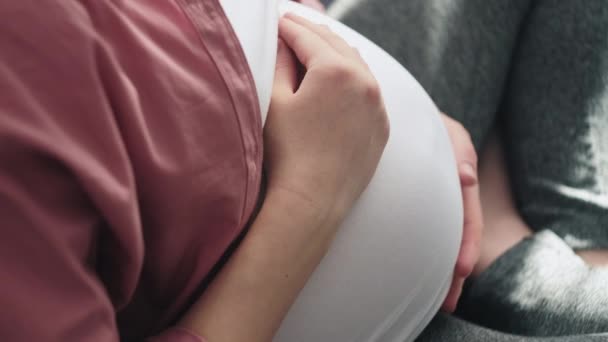Επιλεκτική Εστίαση Της Αγάπης Νεαρή Έγκυος Γυναίκα Κάθονται Καναπέ Χαϊδεύοντας — Αρχείο Βίντεο