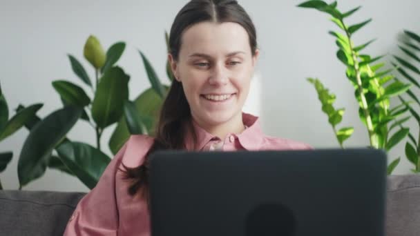 Primer Plano Mujer Feliz Celebración Videollamada Portátil Hablando Con Amigos — Vídeos de Stock