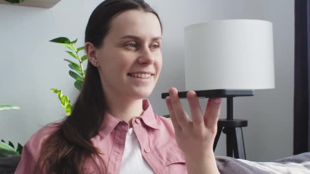 Schattige Gelukkige Zwangere Vrouw Ontspannen Alleen Gezellige Bank Moderne Warme — Stockvideo