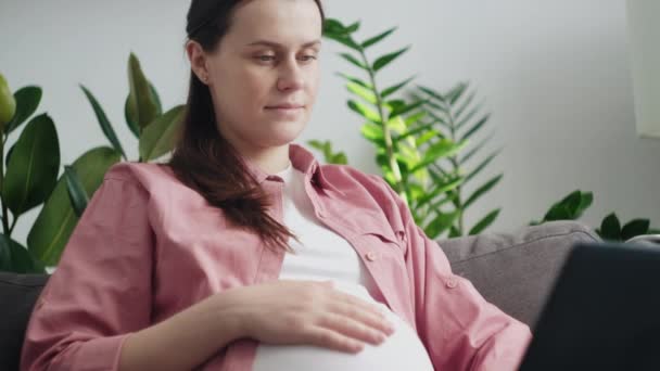 Primer Plano Mujer Embarazada Utilizando Ordenador Portátil Para Las Compras — Vídeo de stock