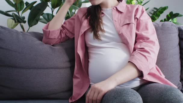 Κουρασμένη Νεαρή Έγκυος Γυναίκα Που Υποφέρει Από Ημικρανία Κάθεται Μόνη — Αρχείο Βίντεο