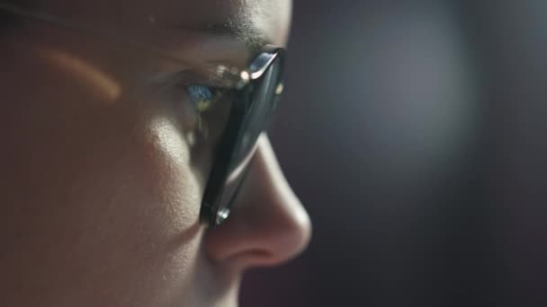 Geschäftsfrau Die Nachts Auf Monitor Schaut Spiegelungen Brillen Großaufnahme Einer — Stockvideo