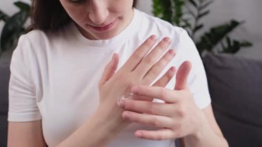 En iyi cilt nemlendiricisi. Güzel gülümseyen genç bir kadının el kremi sürdüğü yakın plan. Mutlu çekici bayan müşteriler günlük güzellik spa prosedürleri ya da evde tedavi yaparlar. Güzellik ten konsepti