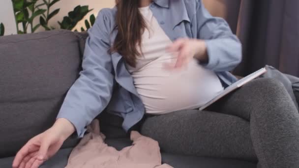 Close Gravide Kvinde Pakning Taske Til Barsel Hospital Gør Noter – Stock-video