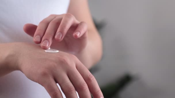 Cuidado Com Mãos Femininas Close Irreconhecível Jovem Caucasiano Senhora Aplicando — Vídeo de Stock
