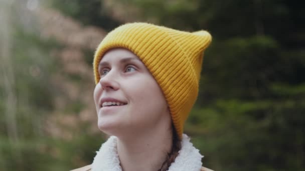 Arka Plandaki Bahar Ormanında Duran Yaşlarda Güzel Sarı Bereli Beyaz — Stok video
