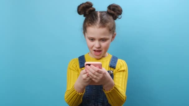 Portrét Šťastné Hezké Dívky Dítě Let Ležérní Oblečení Pomocí Mobilního — Stock video