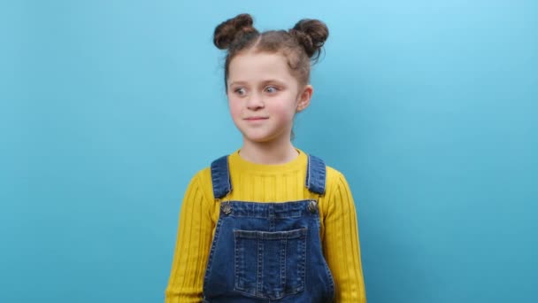 Porträt Eines Geheimen Kleinen Mädchens Das Schweigend Mit Dem Finger — Stockvideo