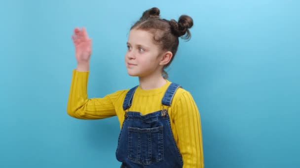 Ciekawa Dziewczynka Latka Próbuje Usłyszeć Jak Podsłuchujesz Uważnie Klaskające Dłonie — Wideo stockowe