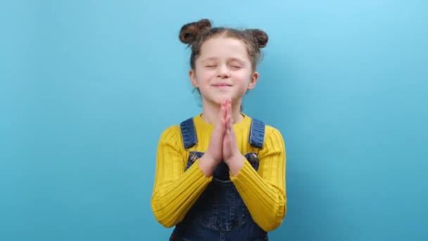 Pleading Liten Flicka Barn Hålla Händerna Vikta Bön Tiggeri Något — Stockvideo