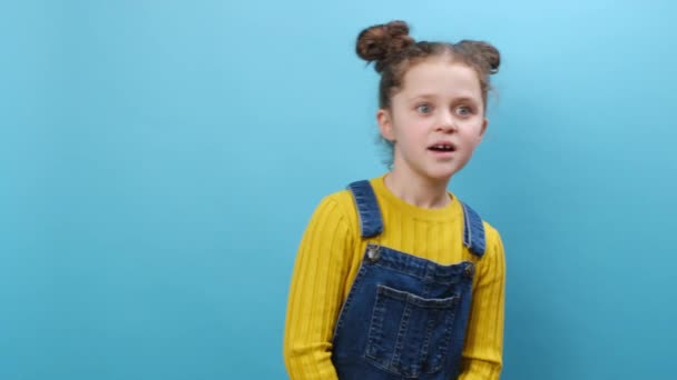 Opgewonden Mooie Kleine Meisje Wijzen Vinger Camera Zwaaien Begroeten Met — Stockvideo