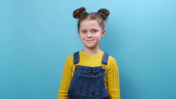 Porträtt Leende Ganska Roligt Liten Flicka Barn Casual Kläder Glad — Stockvideo
