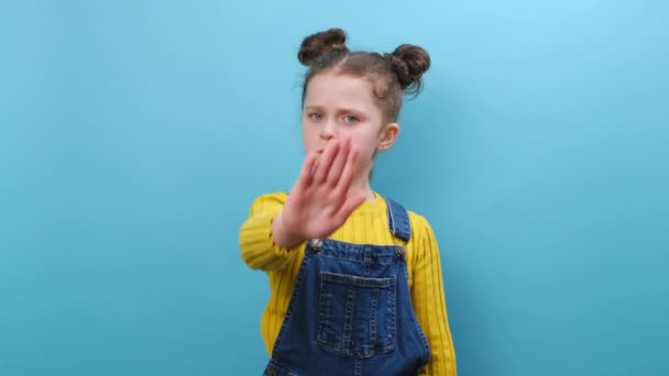 Miúdo Adolescente Irritado Menina Dizer Hold Palma Dobrada Mãos Cruzadas — Vídeo de Stock