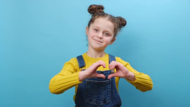 Inviare Amore Messaggio Positivo Concetto Ritratto Felice Adorabile Bambina Bambino — Video Stock