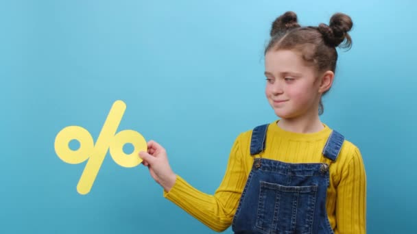 Behagelig Glad Lille Pige Barn Holder Gul Procent Mærke Der – Stock-video