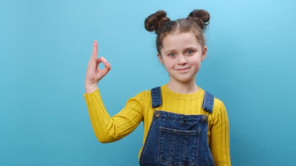 Dobře Portrét Roztomilé Školačky Dívající Uznale Kameru Ukazující Dobré Gesto — Stock video