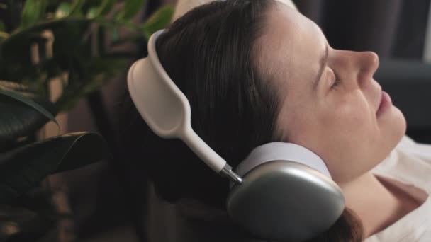 Menutup Damai Bahagia Wanita Muda Mengenakan Headphone Mendengarkan Musik Bersandar — Stok Video