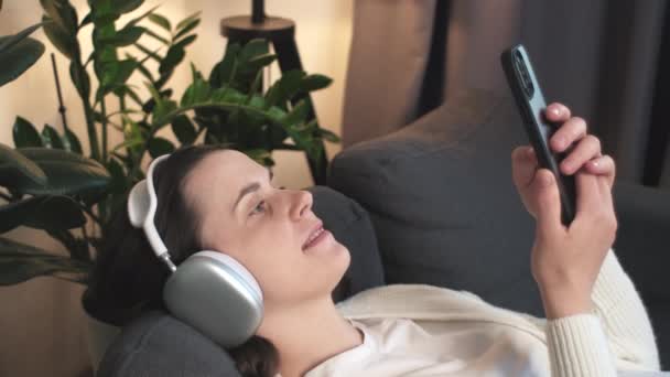 Gülümseyen Genç Bayan Kablosuz Kulaklık Takıyor Akıllı Telefon Tutuyor Cep — Stok video