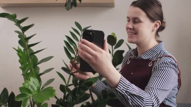 Alegre Atraente Jovem Florista Blogger Gravar Transmissão Vídeo Vivo Gadget — Vídeo de Stock